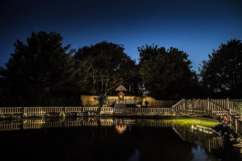 Romantic Treehouse With Hot Tub & Bbq Lodge Praze an Beeble Экстерьер фото