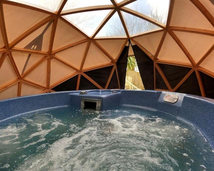 Romantic Treehouse With Hot Tub & Bbq Lodge Praze an Beeble Экстерьер фото