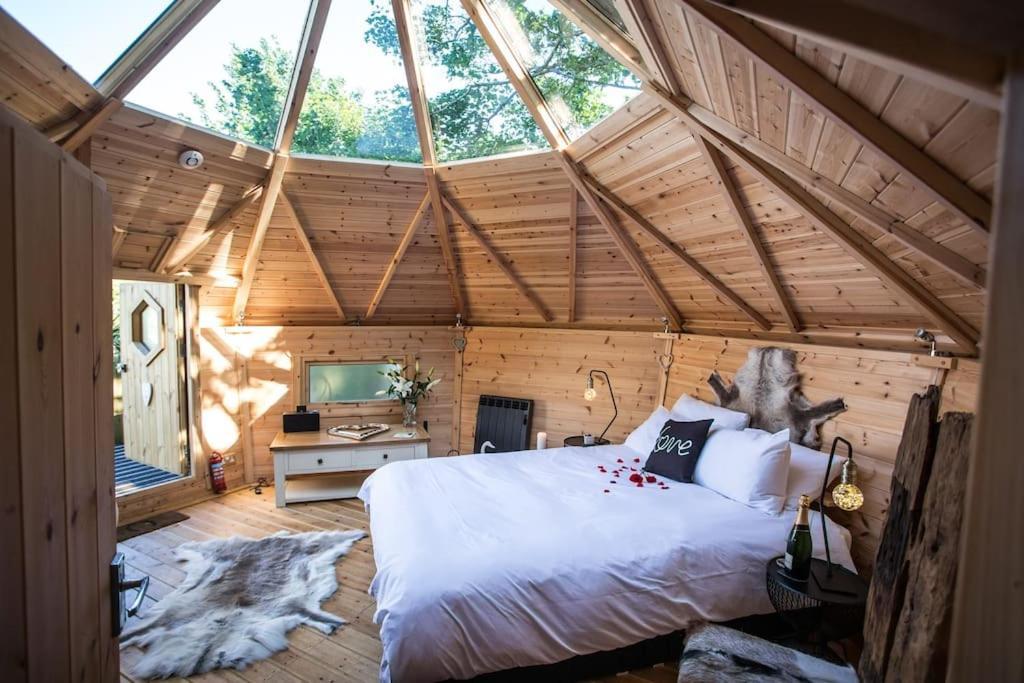 Romantic Treehouse With Hot Tub & Bbq Lodge Praze an Beeble Экстерьер фото