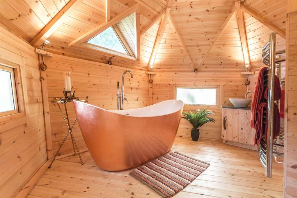 Romantic Treehouse With Hot Tub & Bbq Lodge Praze an Beeble Экстерьер фото