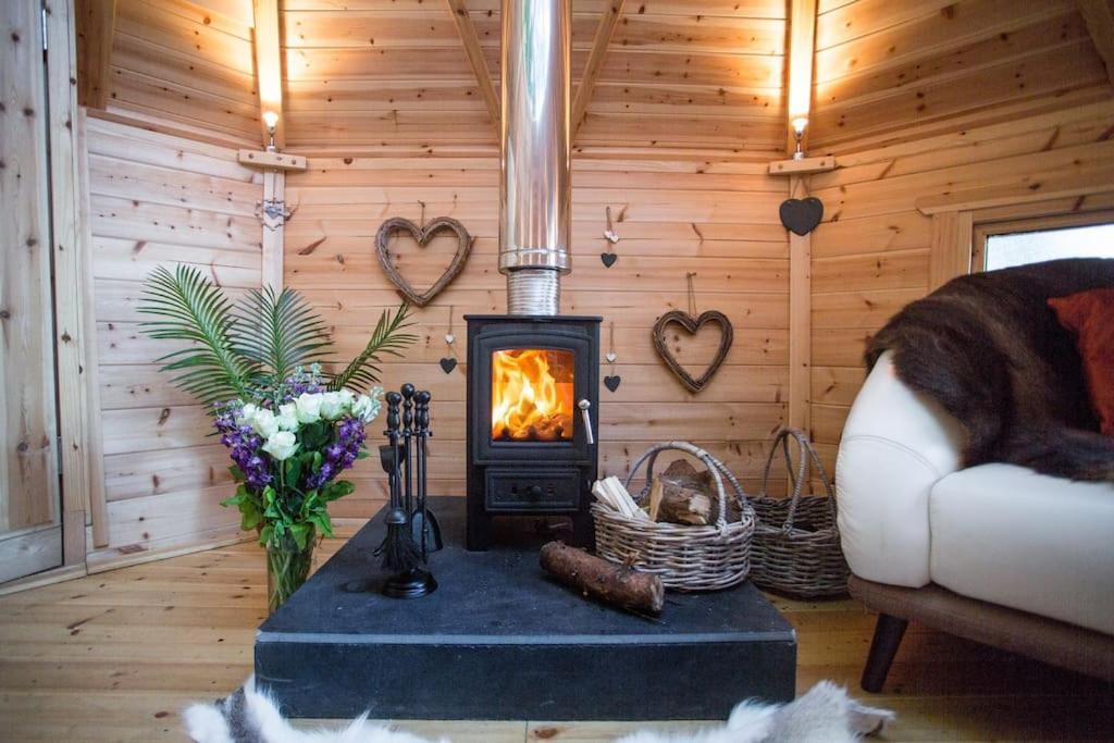 Romantic Treehouse With Hot Tub & Bbq Lodge Praze an Beeble Экстерьер фото